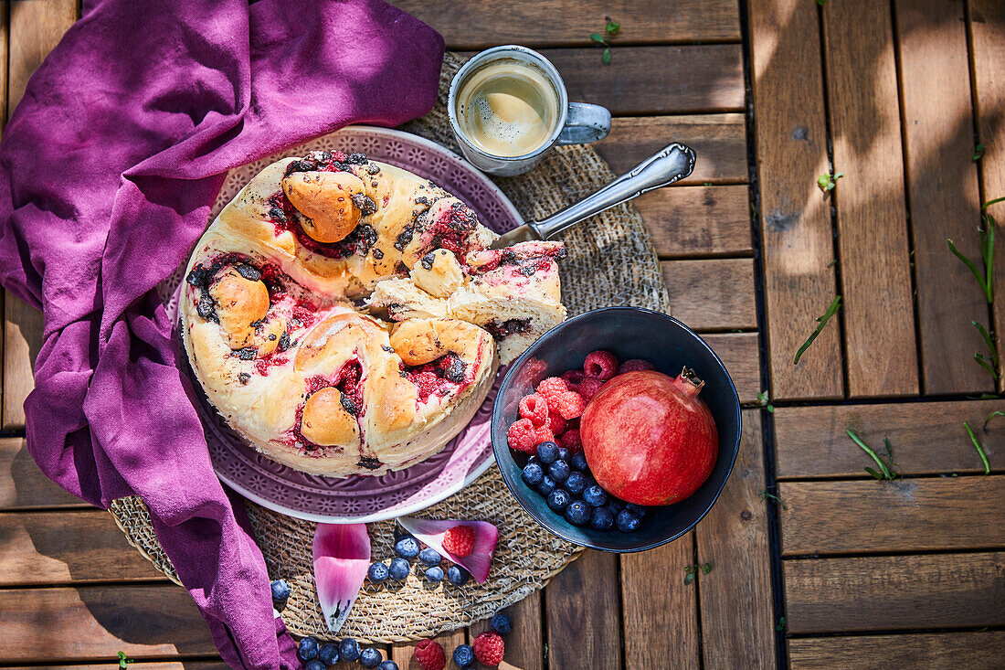 Hefekuchen mit Oreo-Keksfüllung und Beeren