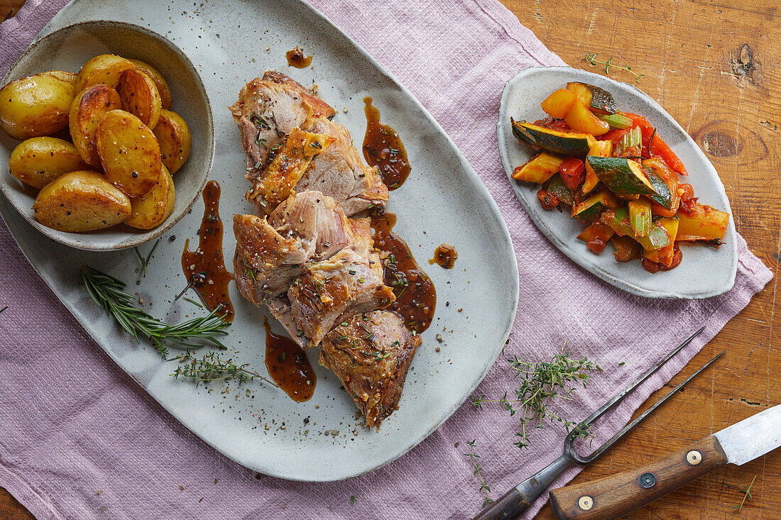 Lammbraten mit Kartoffeln und Gemüse