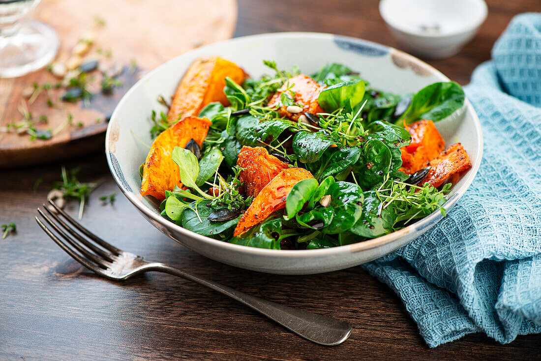 Feldsalat mit gebratenen Süßkartoffeln, Kürbis und Kresse