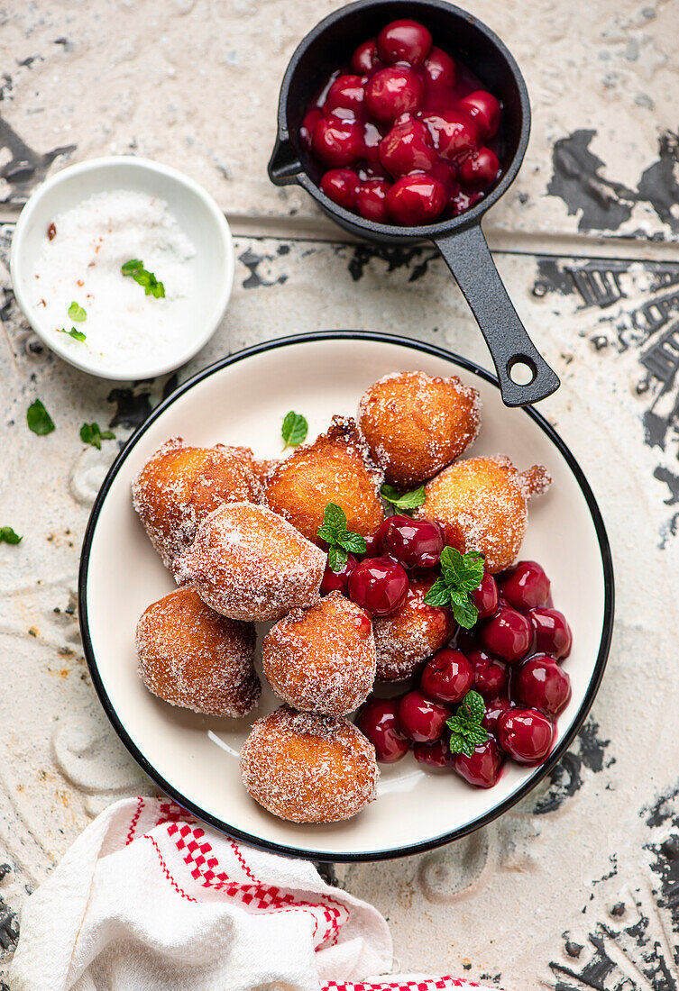 Buttermilk Drop Doughnuts mit Kirschkompott