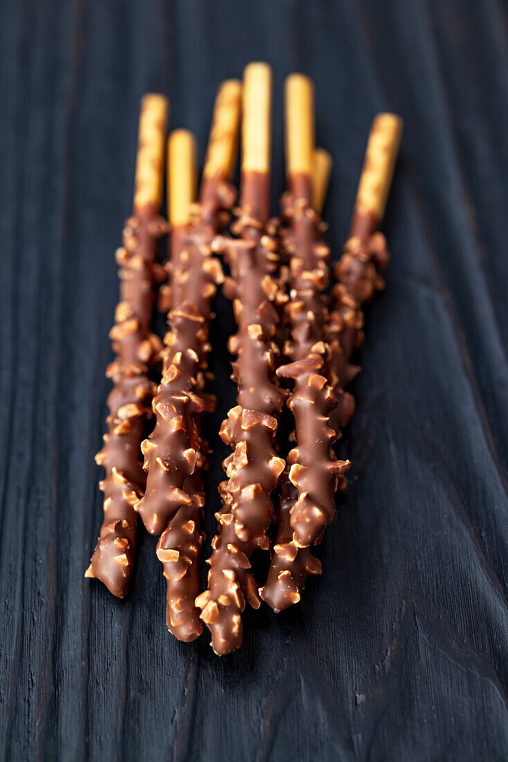 Pocky-Sticks mit Schokolade und gehackten Mandeln (Japan)
