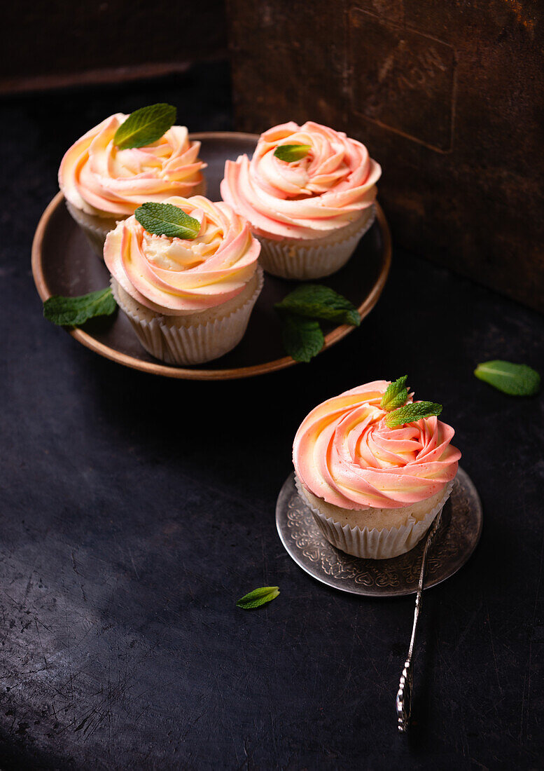 Vegane Cupcakes mit zweifarbiger, pflanzlicher Buttercreme