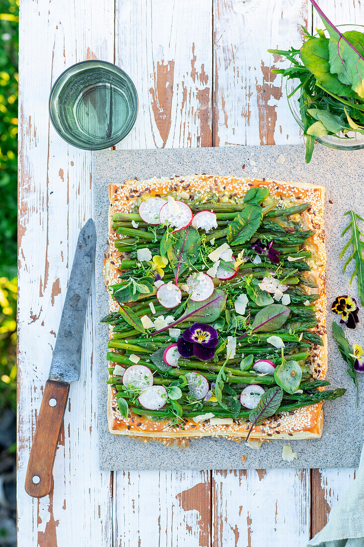 Blätterteigtarte mit grünem Spargel und Radieschen