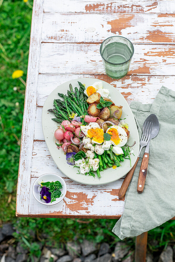 Grüner Spargelsalat mit neuen Kartoffeln und gekochtem Ei