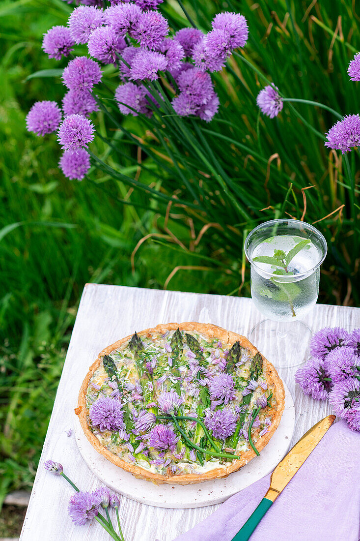 Spargeltarte mit Schnittlauchblüten