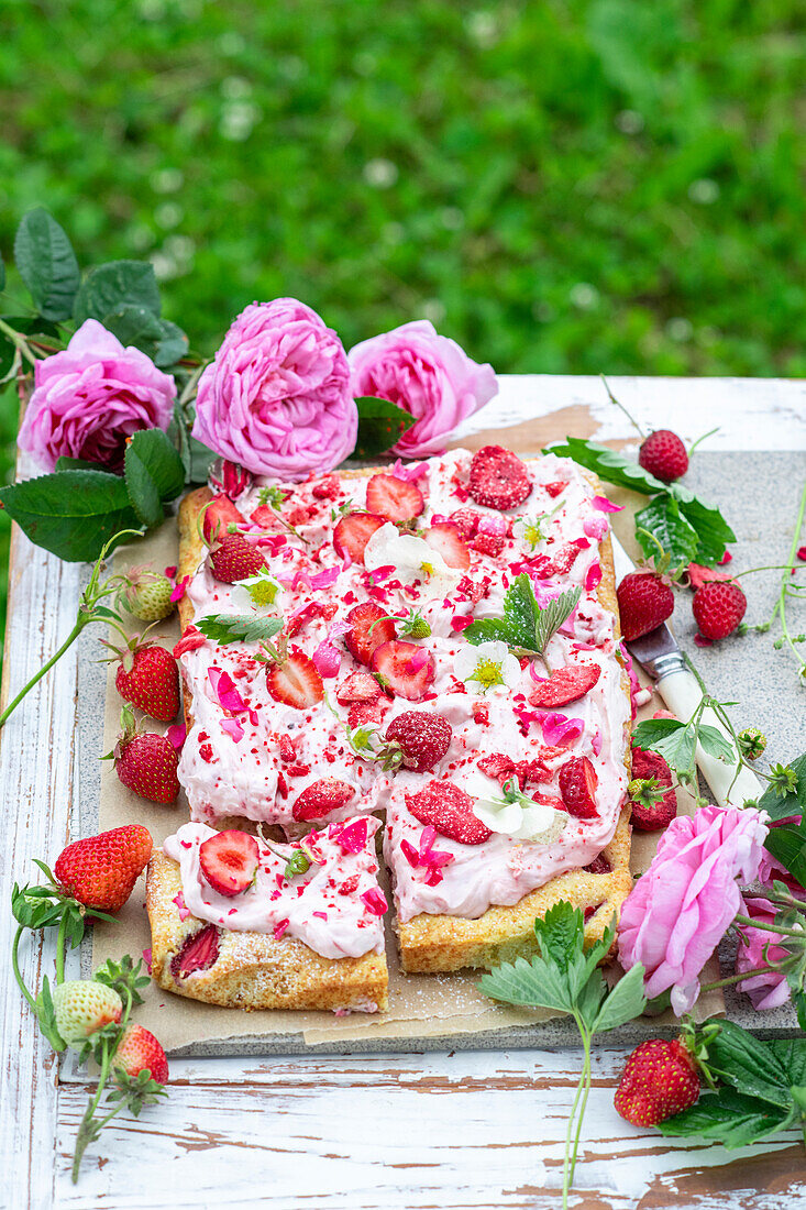 Strawberry and mascarpone sheet cake