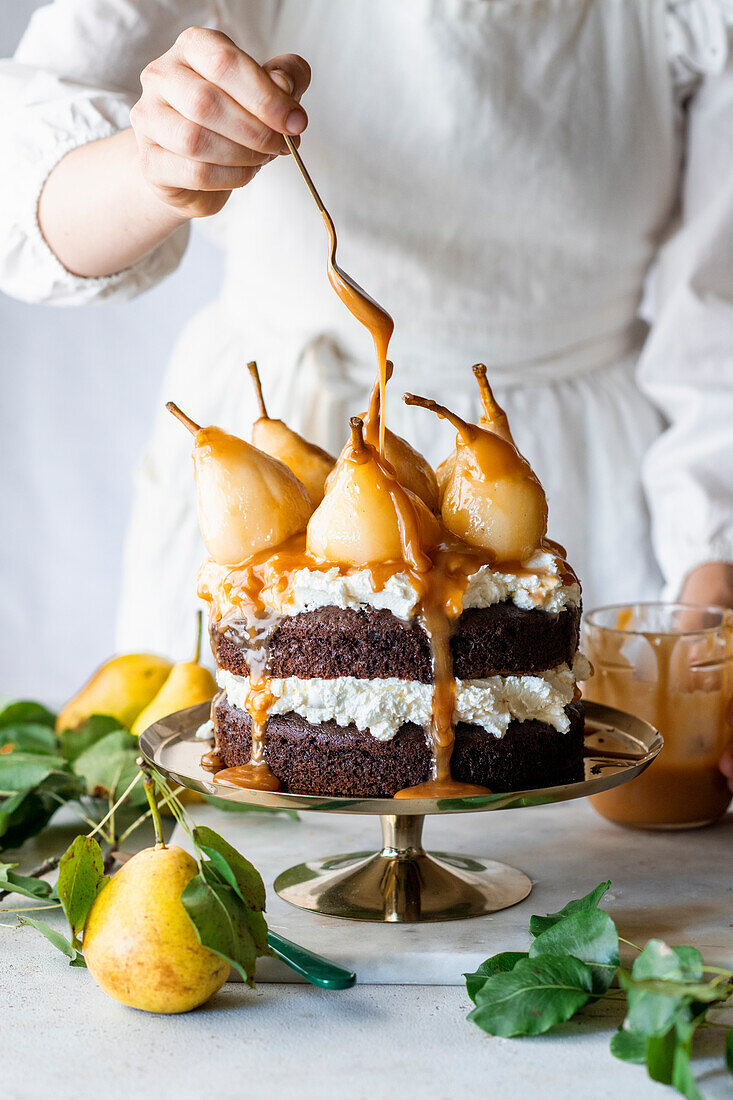 Naked Schokoladen-Cake mit pochierten Birnen