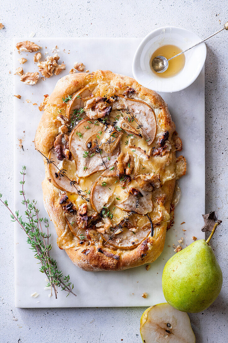 Pear pinsa with walnuts