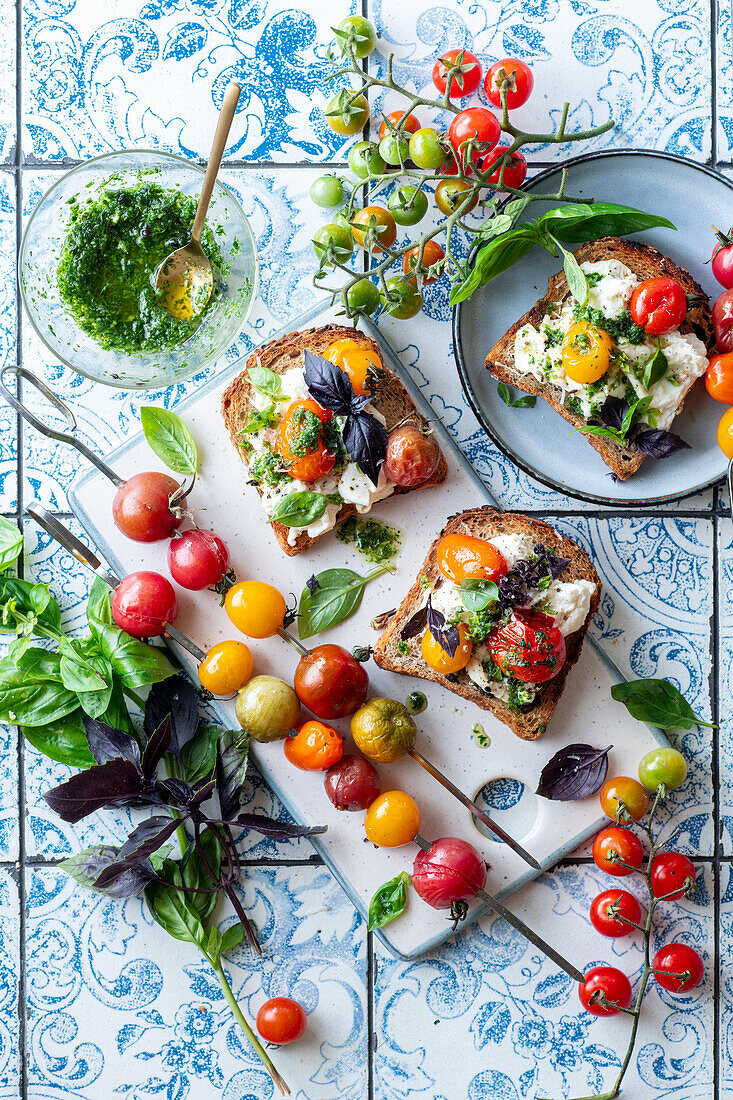 Tomaten-Bruschetta mit Minimozzarella