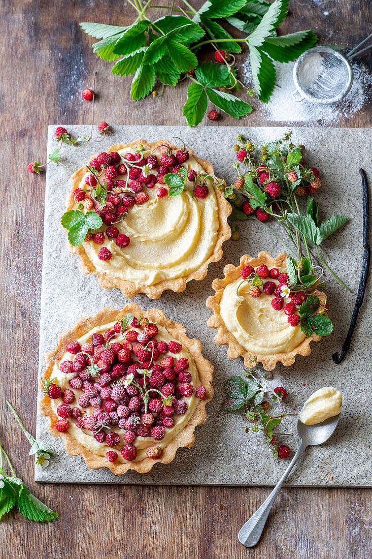 Vanilla tartlets with wild strawberries