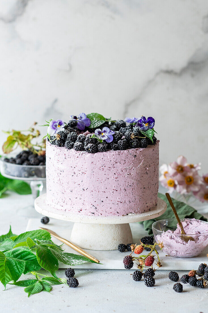 Brombeer-Buttercremetorte