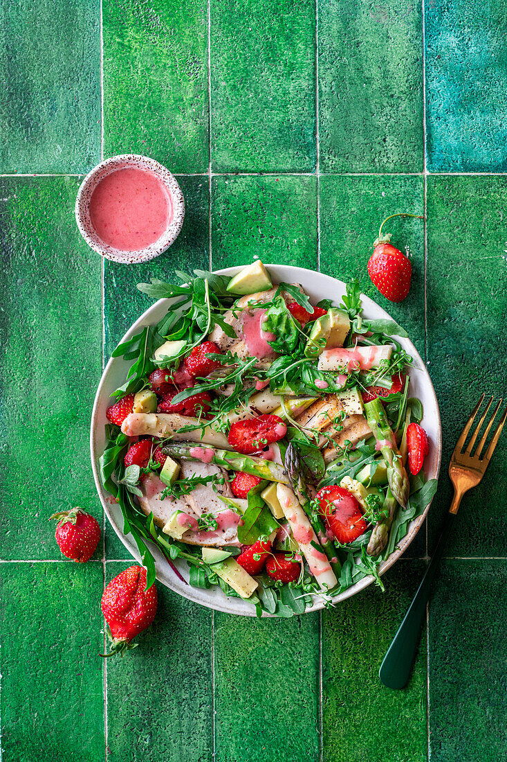 Asparagus and chicken salad with strawberries and avocado