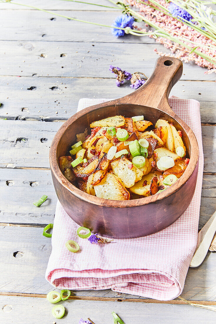Kartoffelgröstl mit Speck und Lauchzwiebeln