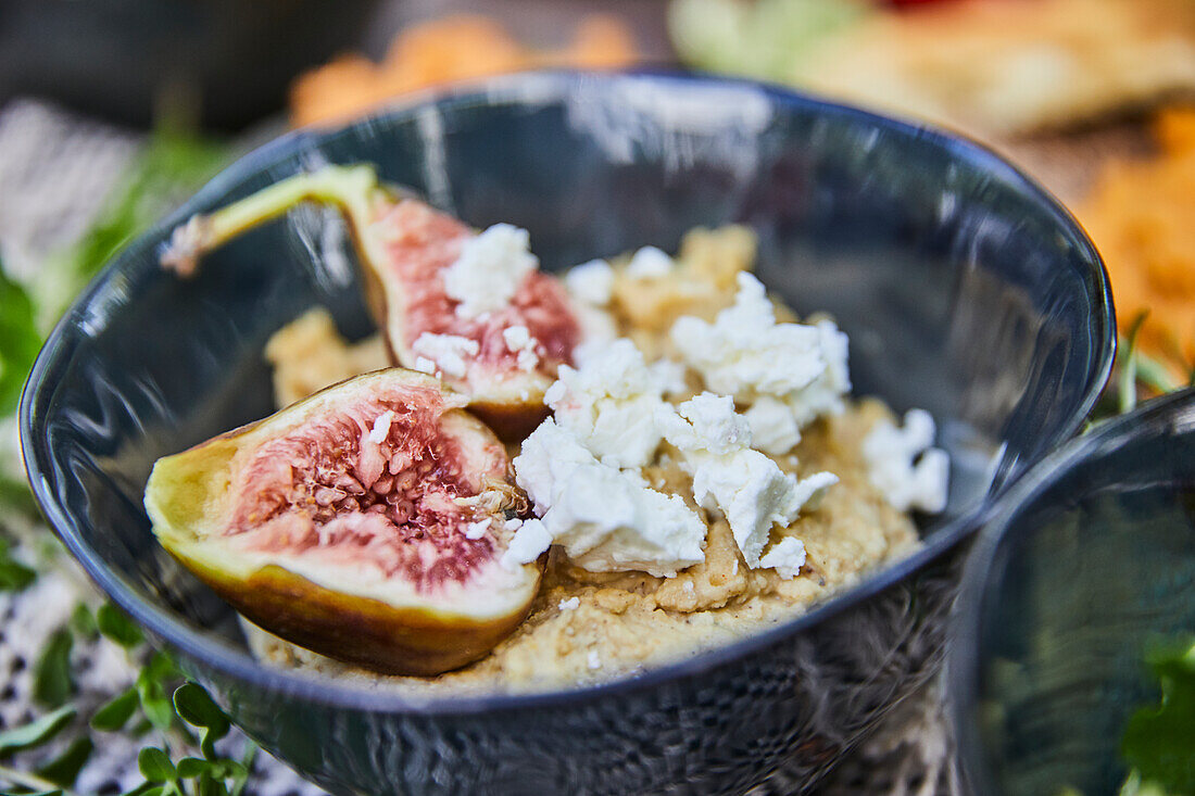 Hummus with fig and ricotta