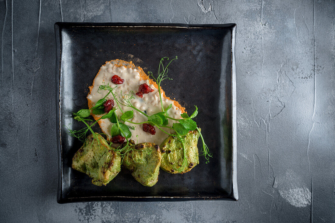 Chicken Tikka mit Koriander, Limettenblättern und Apfel-Meerrettich-Salat