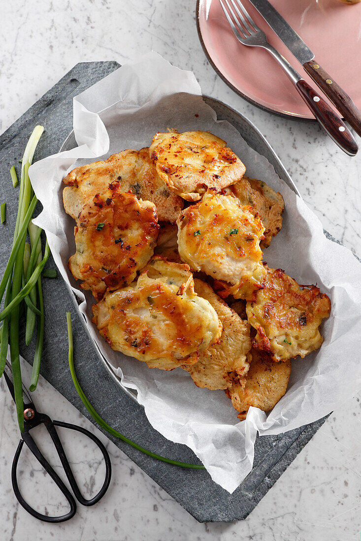 Hähnchenstücke in Pfannkuchenteig frittiert