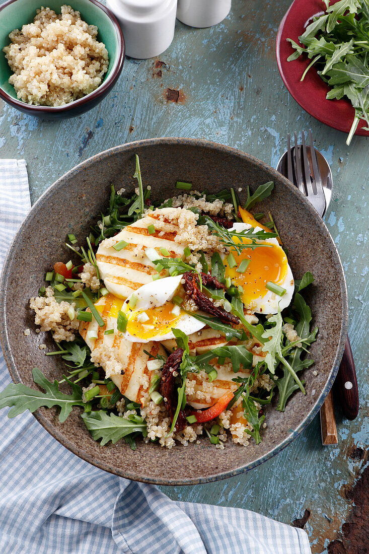 Salad with grilled halloumi and egg