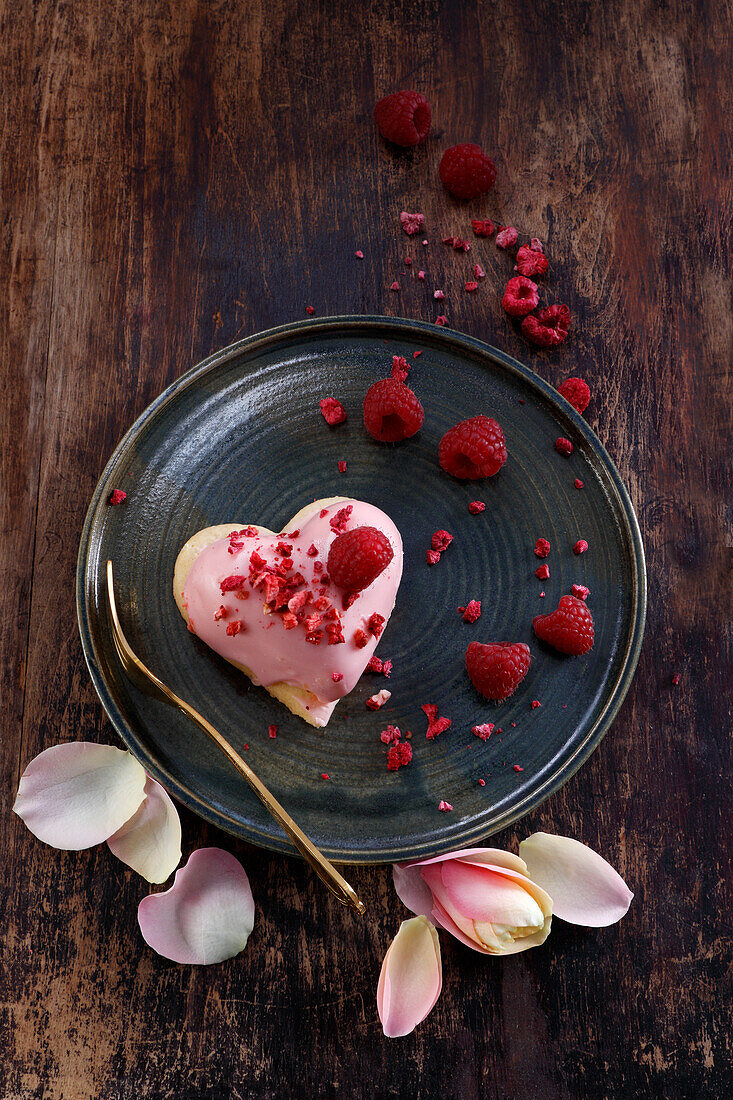 Heart cake filled with mascarpone and raspberries