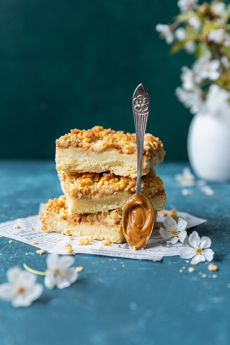 Crumble cake with custard filling