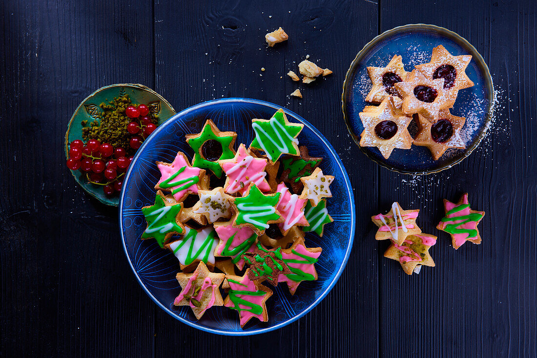 Sternförmige Weihnachtsplätzchen mit bunter Glasur und mit Marmelade