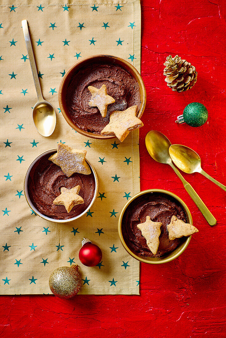Schokoladenmousse mit Weihnachtsplätzchen