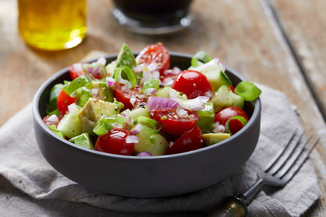 Gemüsesalat mit Tomaten, Gurken und Avocado