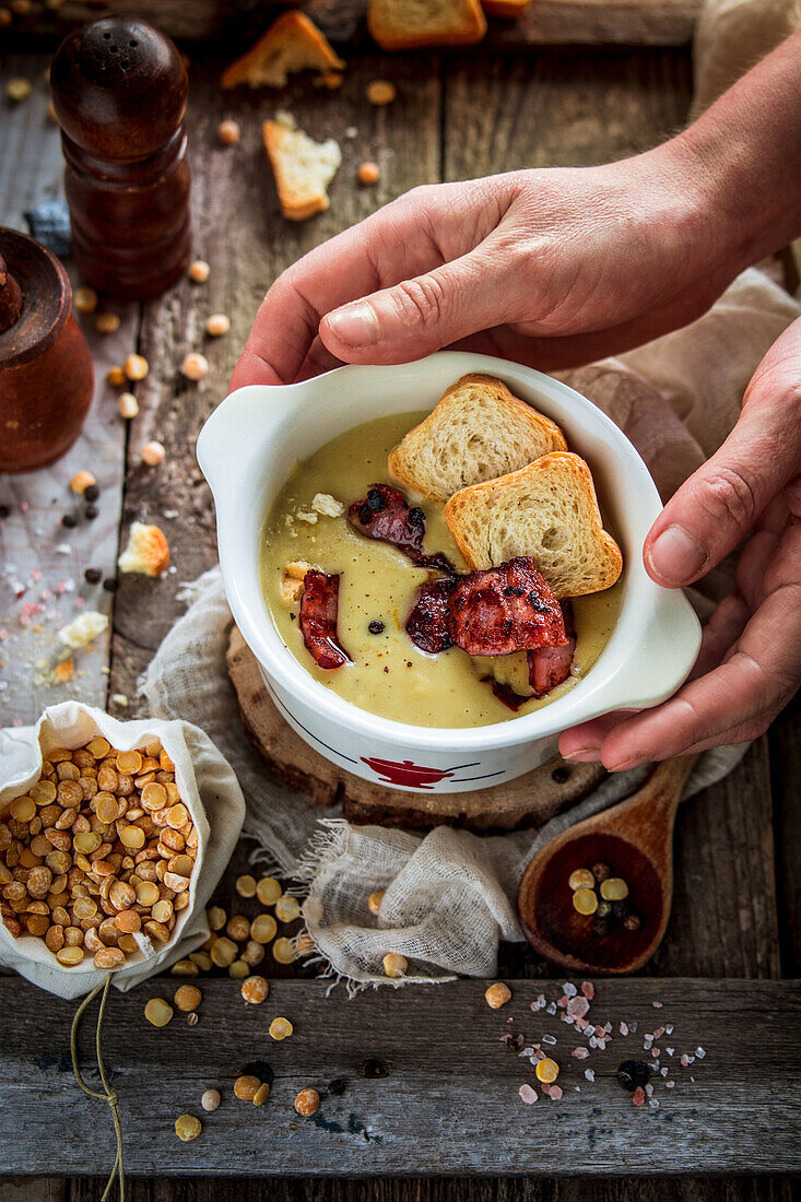 Suppe aus getrockneten Erbsen mit Speck