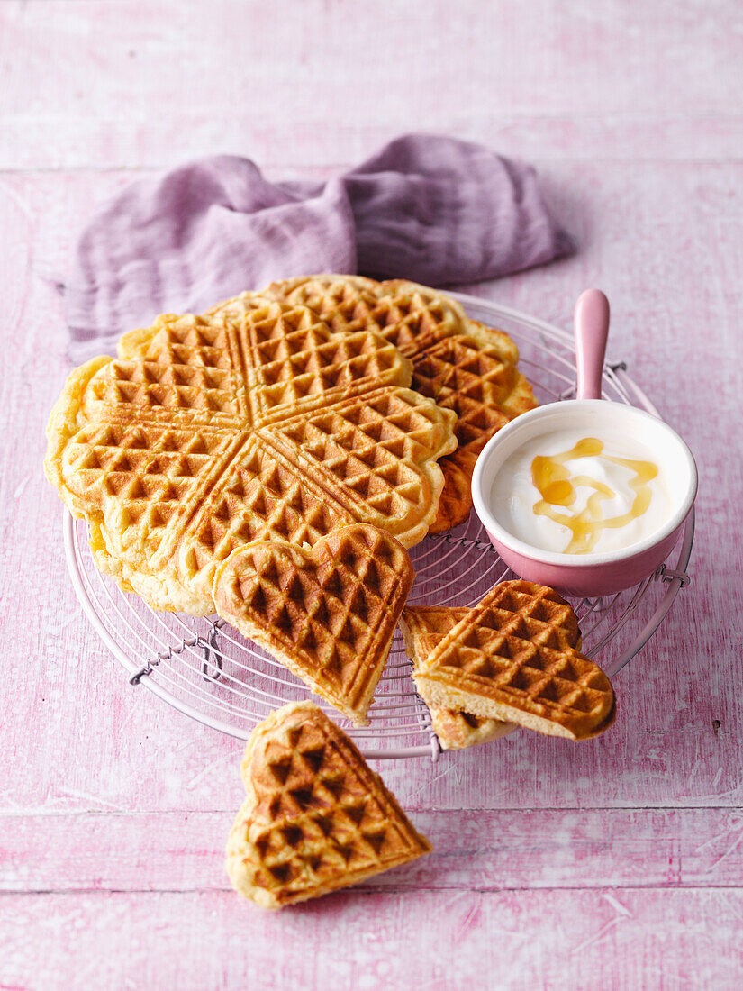 Kokoswaffeln mit Soft-Aprikosen und Honig-Joghurt-Creme