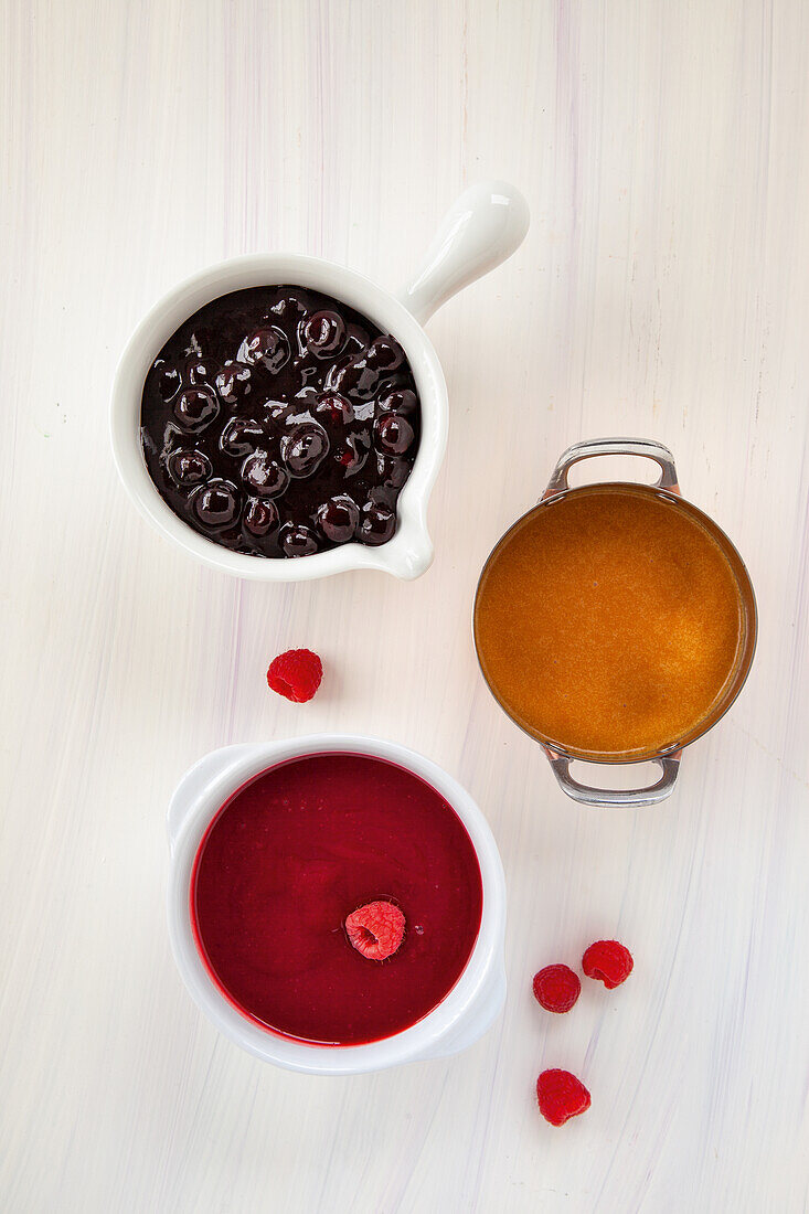 Süße Toppings für Waffeln - Heidelbeeren, Karamell, Himbeeren