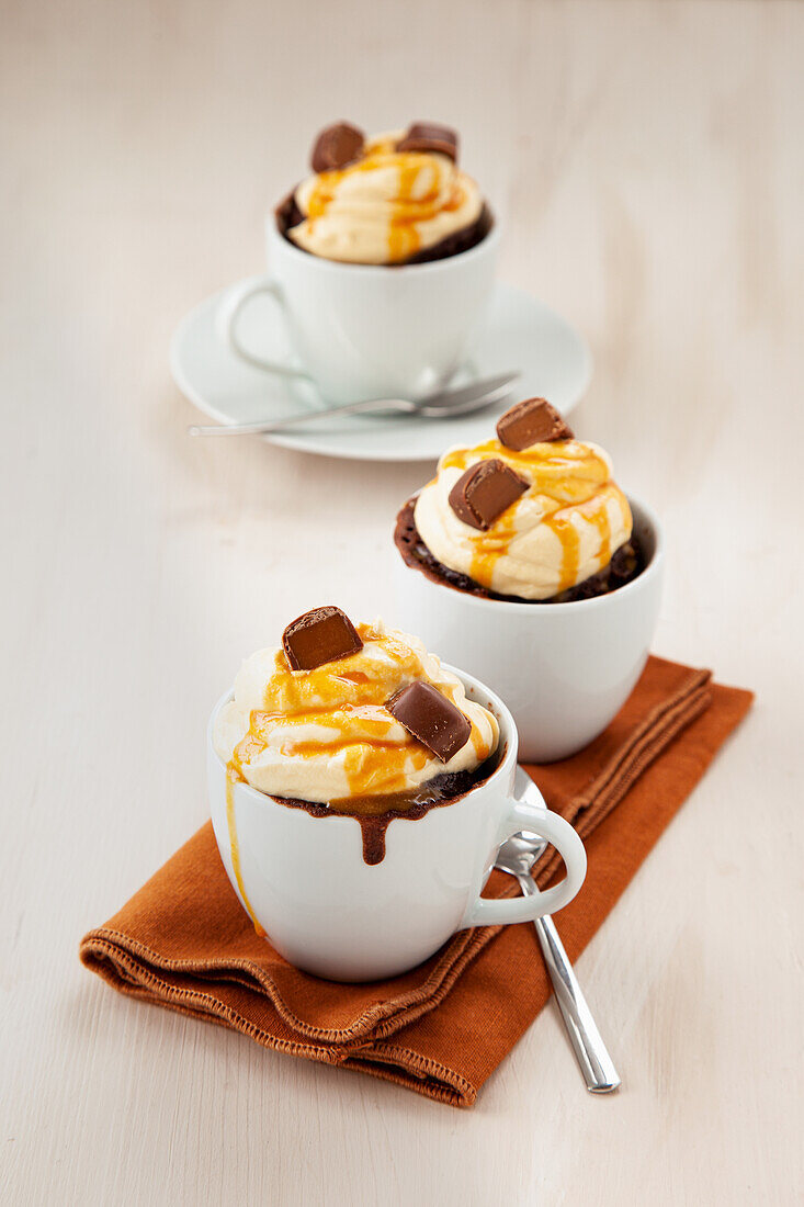 Schoko-Mug-Cakes mit Birne aus der Mikrowelle