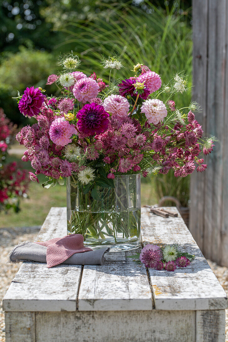 Blumenstrauß aus Dahlien, Sterndolde, Jungfer im Grünen