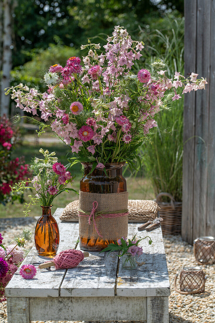 Blumenstrauß aus rosa Rittersporn,Strohblumen und Jungfer im Grünen