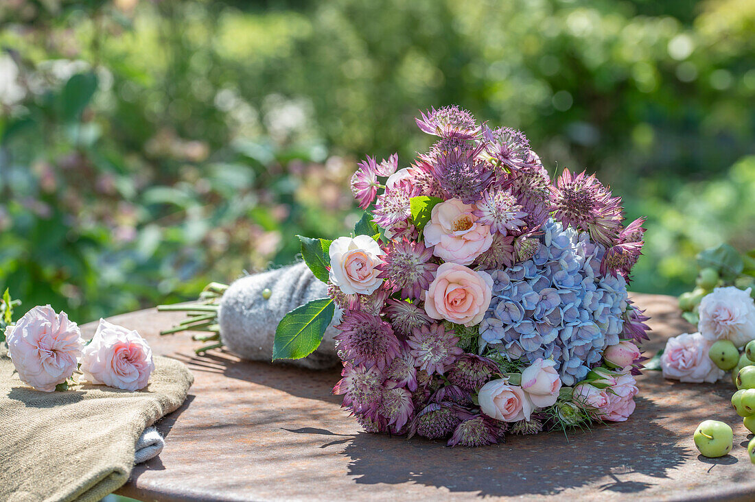 Biedermeierstrauß mit Rosen, Sterndolde und Hortensien