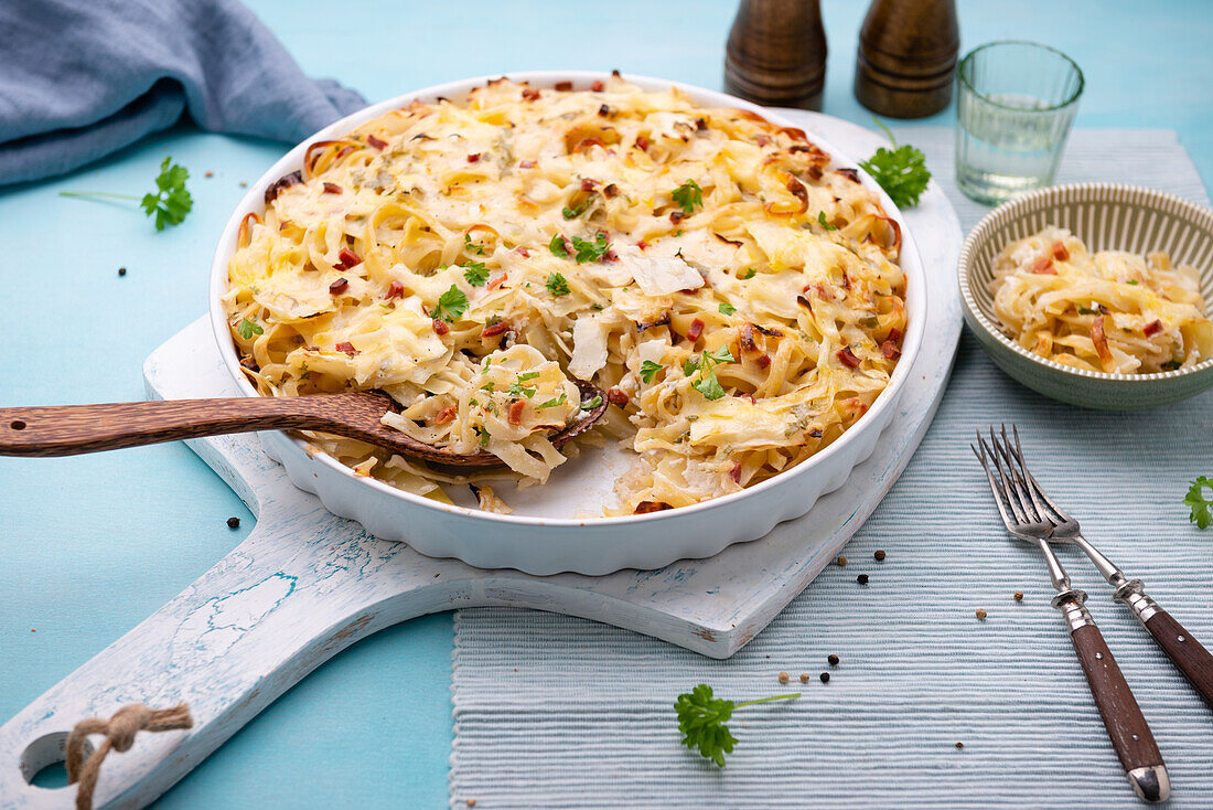 Pasta and cabbage gratin with vegan 'bacon'