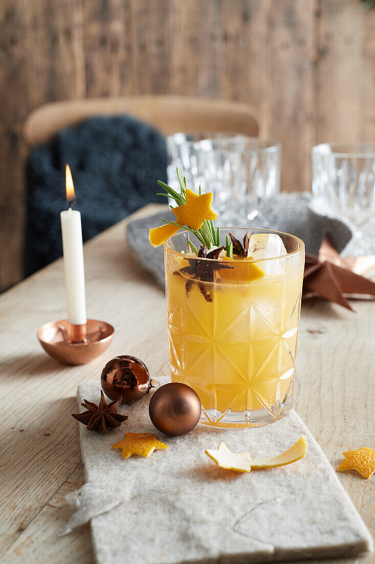 'Winterstern' Cocktail aus Orange, Sanddornlikör und Ginger Ale