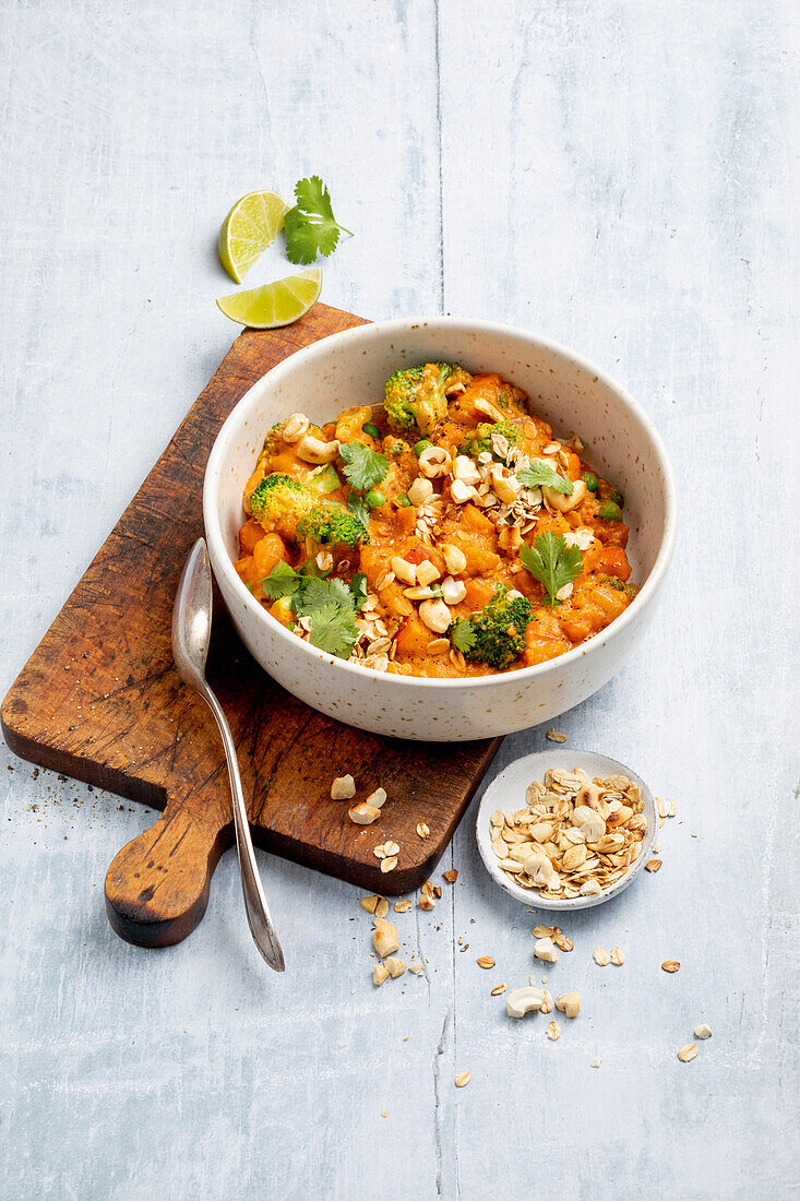 Vegetable curry with oat flakes and cashew nuts