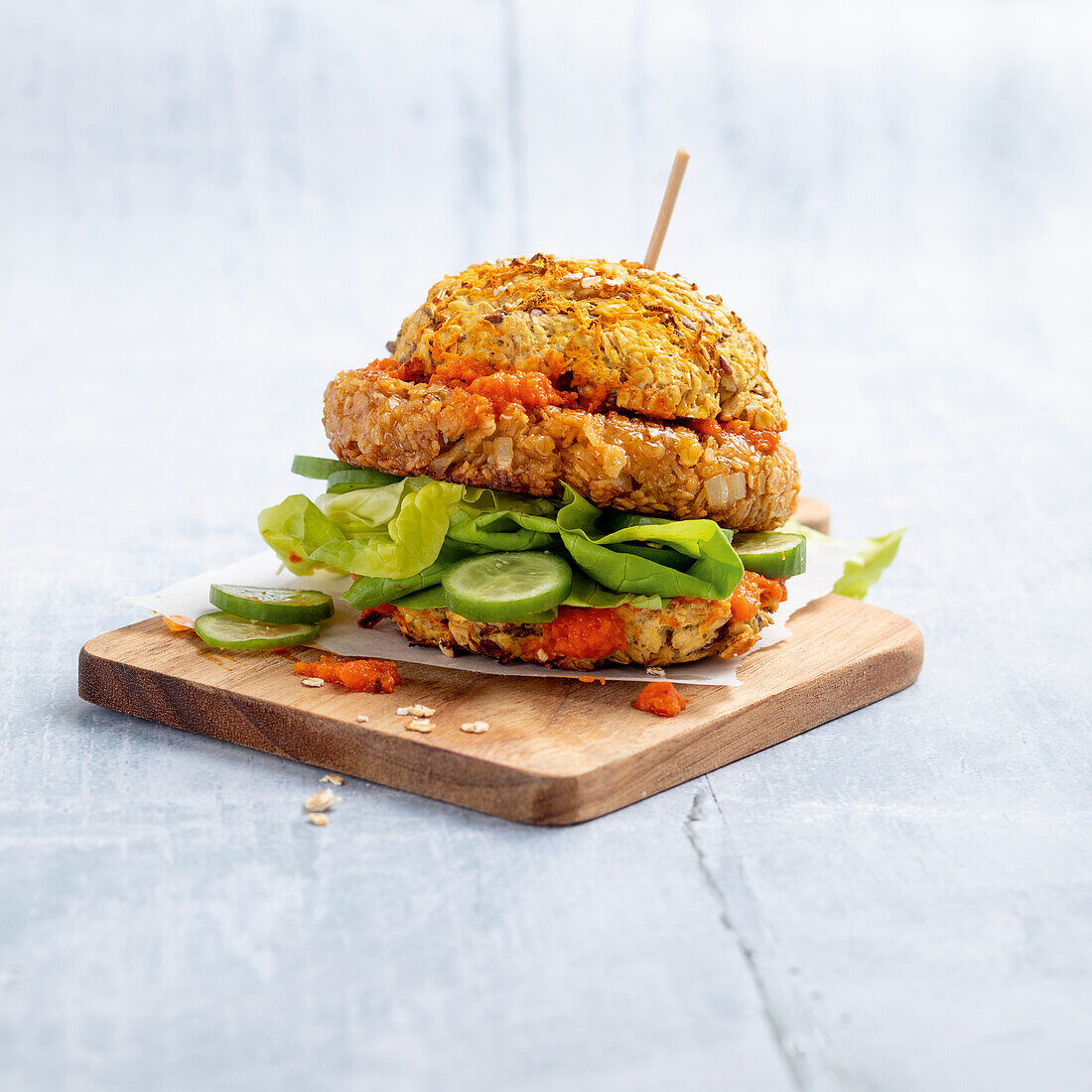 Vegetarischer Haferflocken-Burger mit Ajvar