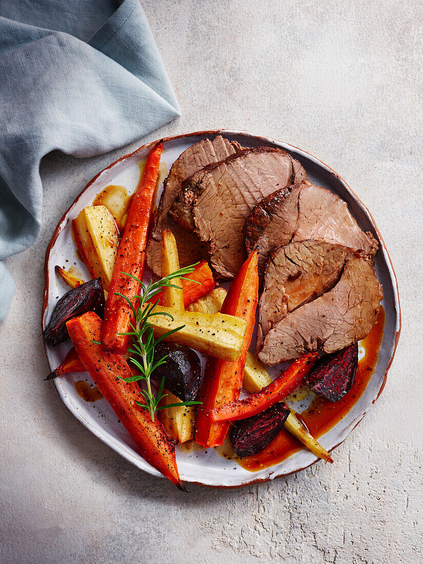 Gepfefferter Rinderbraten mit Wurzelgemüse aus dem Ofen