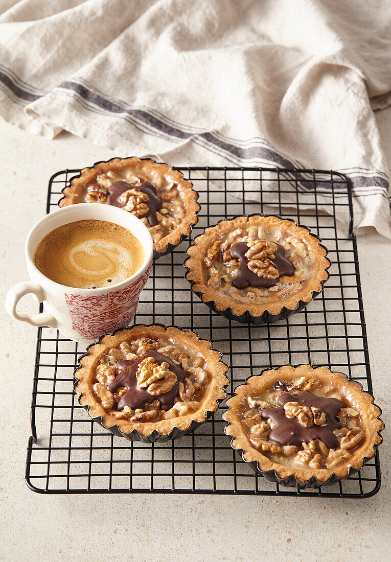 Karamell-Torteletts mit Walnüssen