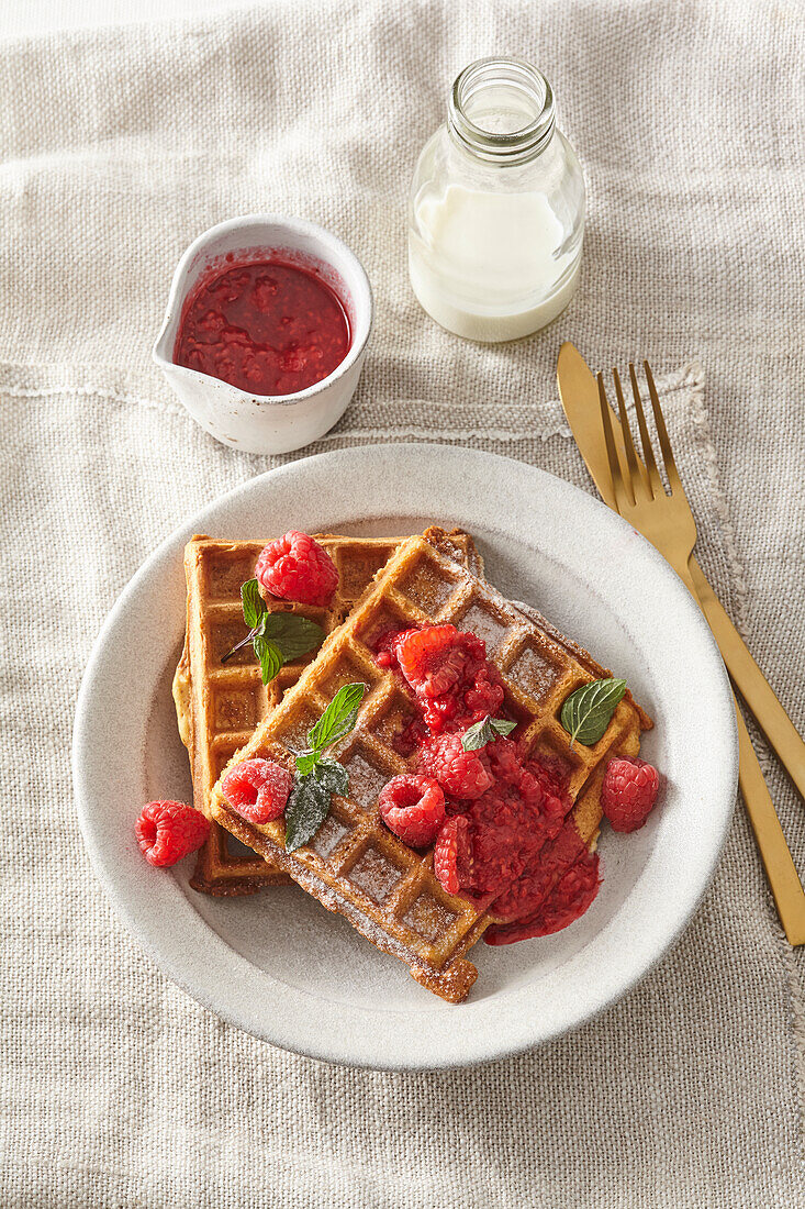 Kokoswaffeln mit Himbeersauce