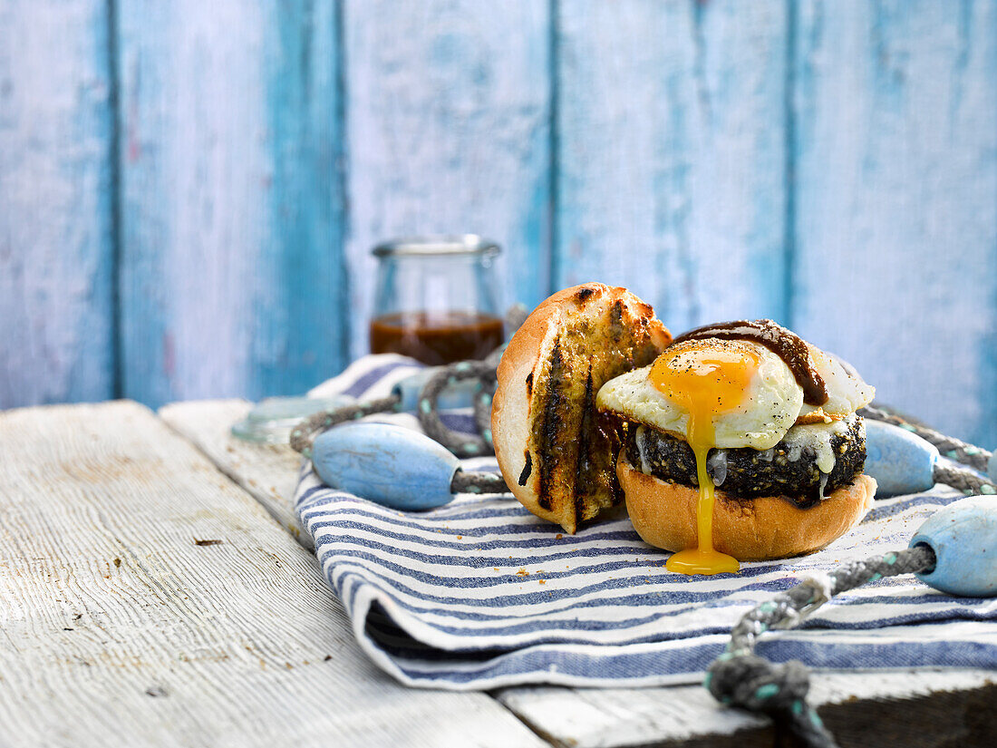 Egg Butty mit Laverbread (Sandwich mit Ei und Seetang, Wales)