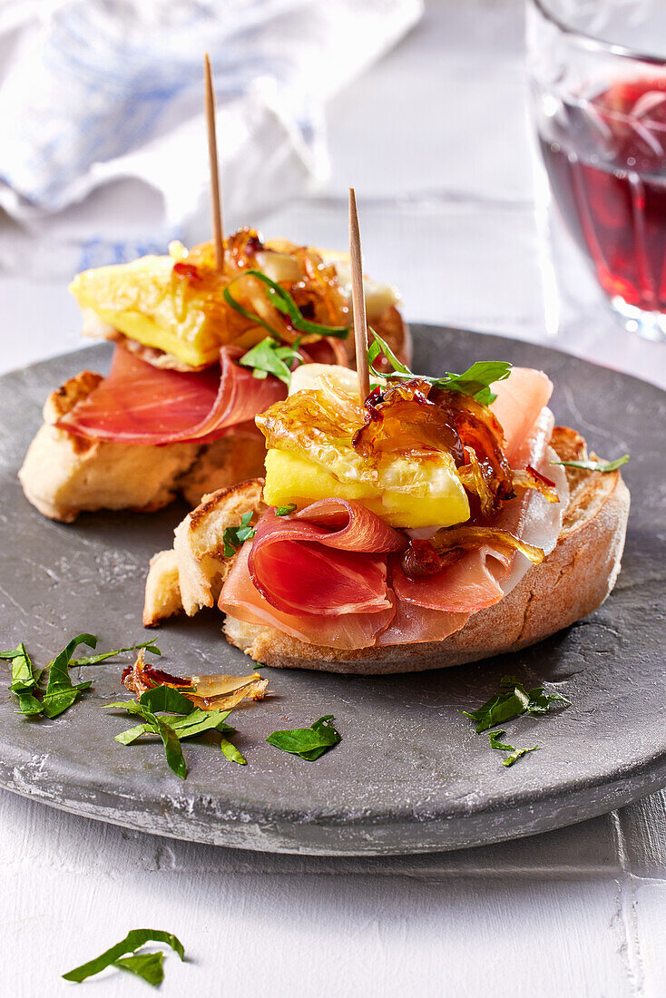 Pinchos mit Serranoschinken, Ei und karamelisierten Zwiebeln