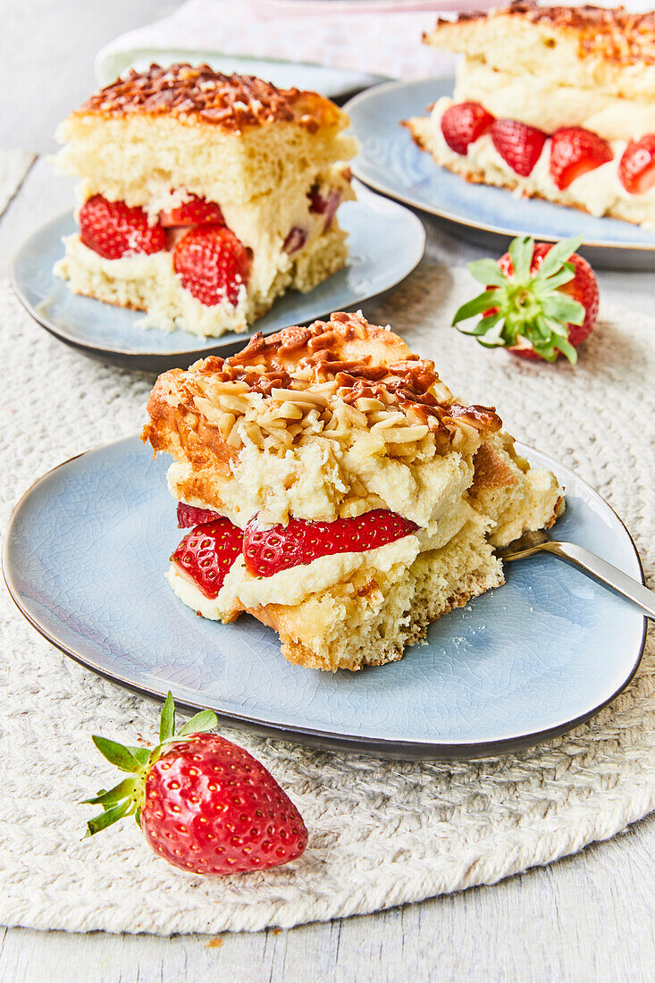 Bee sting cake with strawberries