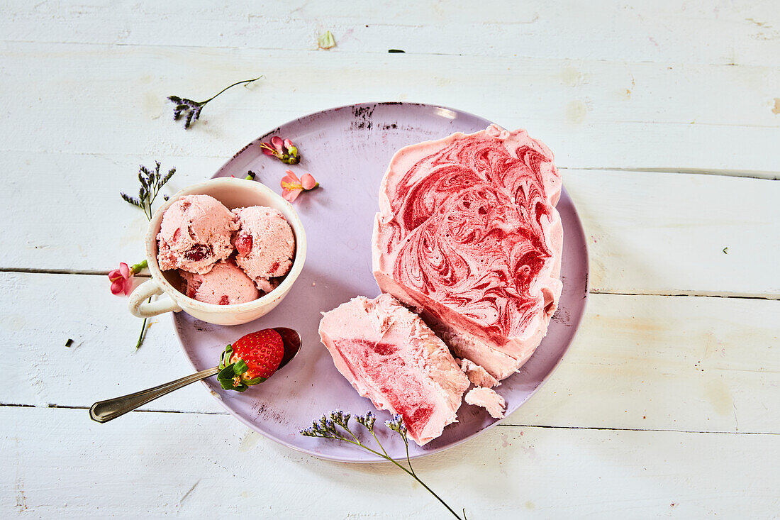 Gestrudeltes Erdbeer-Joghurt-Eis und Erdbeereiskugeln