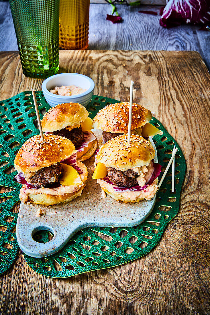 Mini burger with radicchio and mango