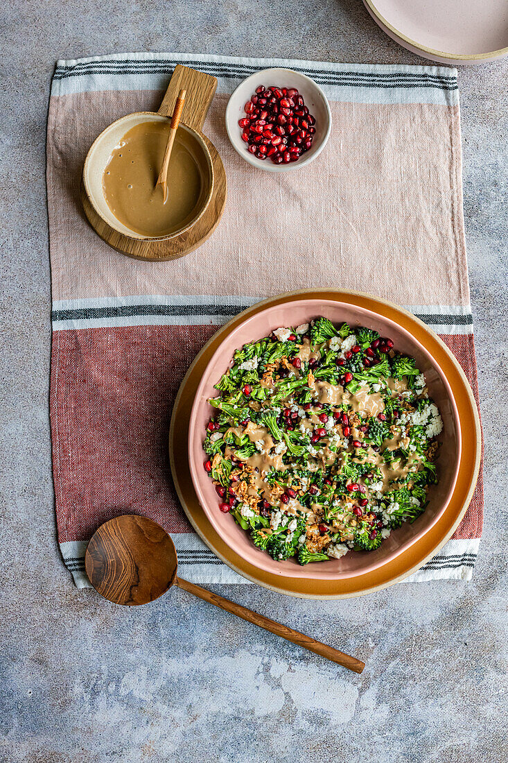 Jewelled Brokkolisalat mit Feta, Granatapfelkernen und Tahini-Dressing