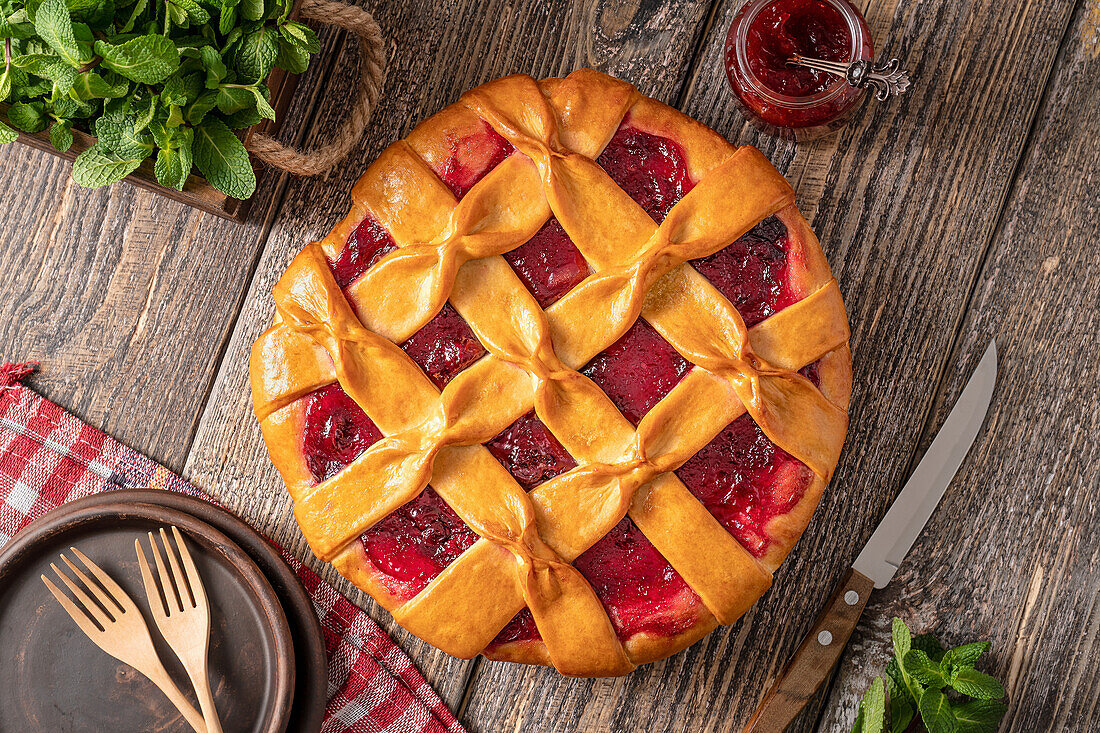 Kuchen mit Beerenmarmelade und Teiggitter