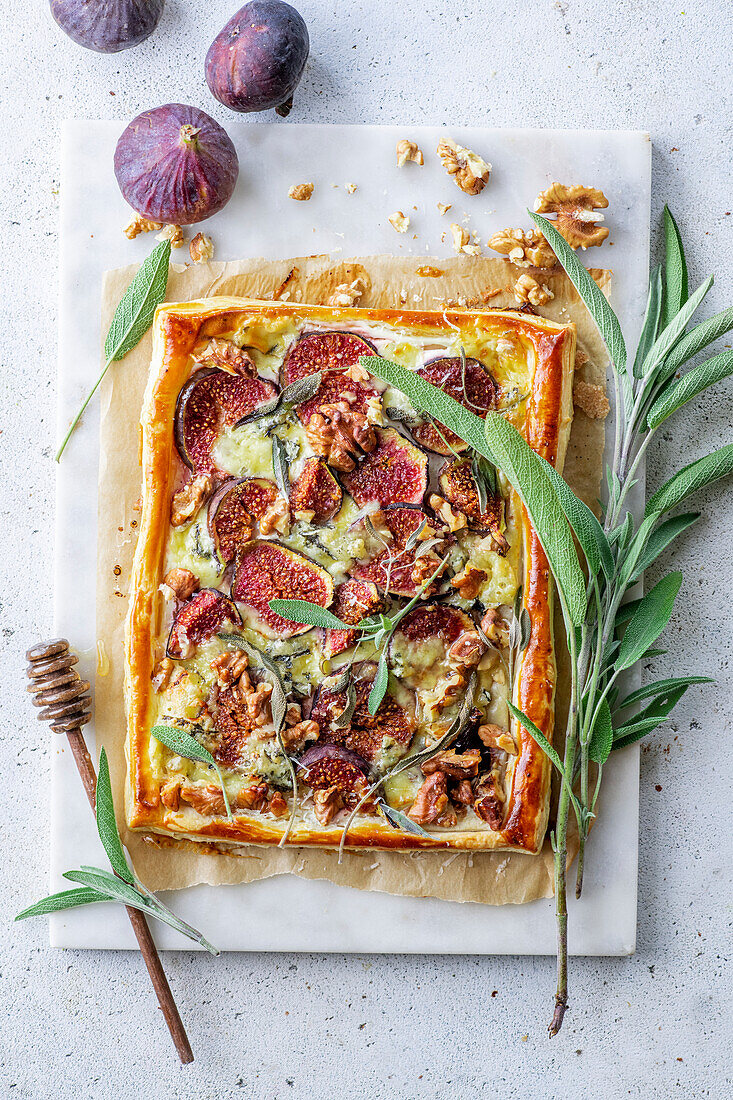 Fig and blue cheese tart with honey and walnuts