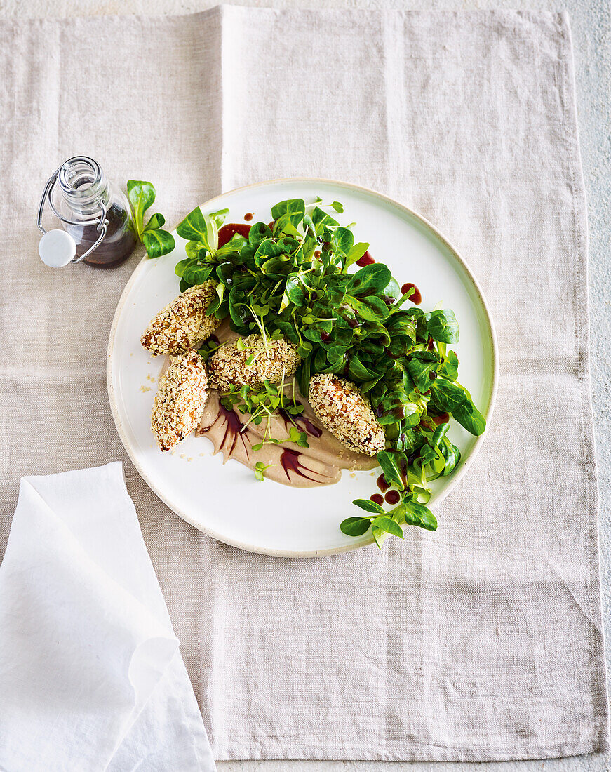 Blumenkohl-Hafer-Kroketten auf Feldsalat und Kürbiskerncreme