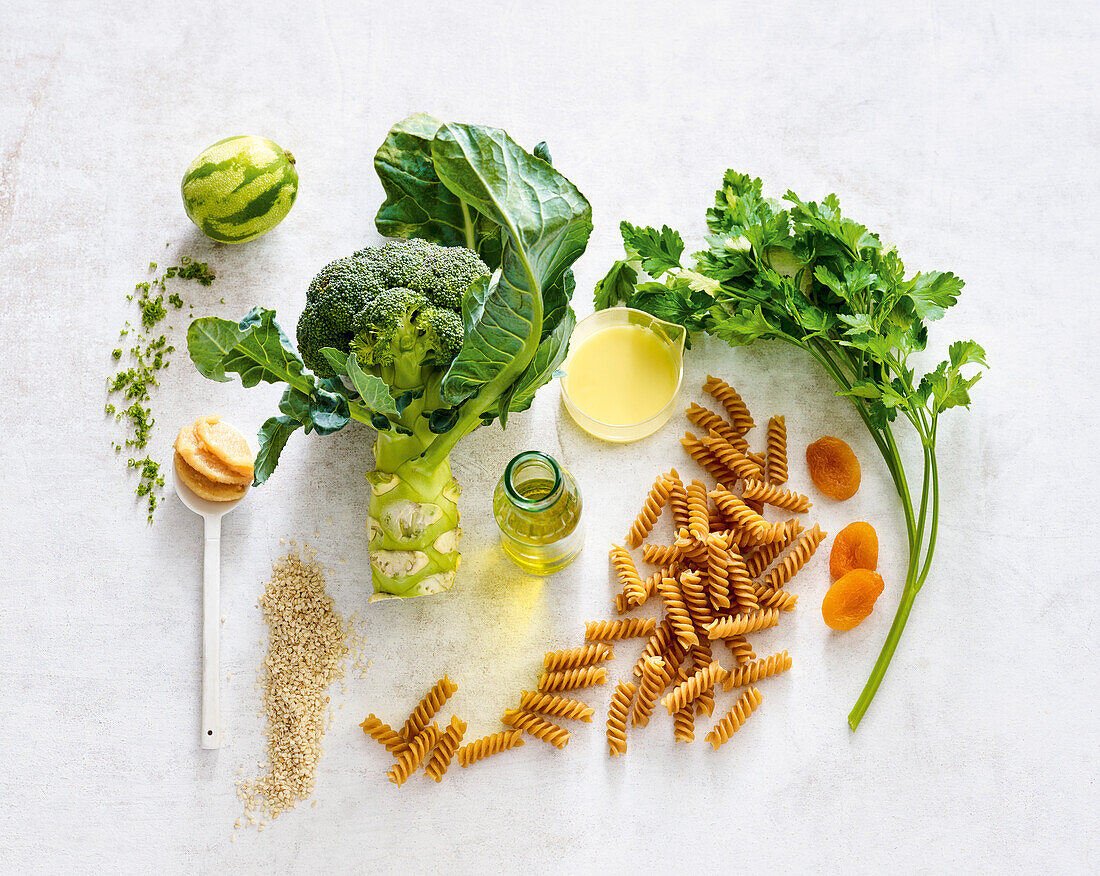 Zutaten für vegane Fusilli mit Brokkoli und Asia-Brennnessel-Pesto